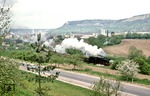 Frühling im Saaletal: Bei Göschwitz dampft 44 0553 mit einem Güterzug nach Saalfeld vorbei. (11.05.1978) <i>Foto: Joachim Bügel</i>