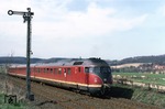 613 605 des Bw Braunschweig passiert das Blocksignal der Bk Vogelberg auf der Fahrt nach Kreiensen. (17.04.1983) <i>Foto: Joachim Bügel</i>