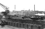 Kohlenvorräte im Bw Frankfurt-1. Rechts nimmt gerade eine pr. P 10 Wasser. (1937) <i>Foto: RVM-Filmstelle Berlin</i>