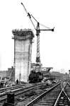 Bau des neuen Wasserturms im Bw Hamburg-Altona. Der Stahlbetonbau ersetzte zwei hölzernde Vorläufer, die 1893 und 1895 gebaut worden waren.   (26.03.1955) <i>Foto: Walter Hollnagel</i>