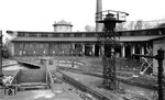 Längst Geschichte sind die Anlagen des Bahnbetriebswerkes Lüneburg. Links konnte 91 1334 identifiziert werden. (04.01.1949) <i>Foto: Walter Hollnagel</i>