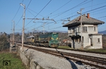 SZ 664-117 überstellt beim nördlichen Stellwerk des Bahnhof Prestranek einen Güterzug mit der abgebügelten 363-005 (angeblich die letzte gelb lackierte Maschine) zum elektrischen Inselbetrieb an der Koperrampe. (08.03.2014) <i>Foto: Stefan Jurasovits   </i>
