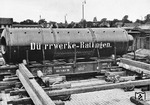 Umladen des 33 t schweren Röhrenkessels im Bahnhof Memmingen. Der Kessel wird mittels eines Holztraggestells vom SSt-Wagen "Köln 9263" auf den Culemeyer gezogen werden. (1935) <i>Foto: RVM</i>