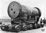 Bei diesem Gebilde handelt es sich gemäß Anschrift um ein 44.220 kg schweres Bauteil, das den Einsatz eines 24-rädrigen Straßenrollers erforderte. (1937) <i>Foto: RVM</i>