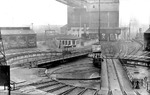Neben Hamburg-Altona besaß das Bw Köln Betriebsbahnhof eine Doppeldrehscheibe, die die führende Rolle des linksrheinischen Bw gegenüber dem Bw Deutzerfeld auf der "Schäl Sick" unterstreichen sollte. (1932) <i>Foto: DLA Darmstadt (Bellingrodt)</i>