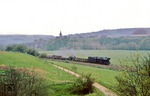 Ganzlich ohne Dampf rollte 44 0757 mit ihrem Güterzug bereits 3 km hinter Camburg bei Döbritschen vorbei. (12.05.1978) <i>Foto: Joachim Bügel</i>