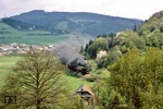 Durch das vorfrühlingshafte Loquitztal bei Oberloquitz räuchert 95 0010 mit Dg 55475. (14.05.1978) <i>Foto: Joachim Bügel</i>