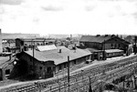 Eisenbahnfreunden ist Opladen ein Begriff wegen des (ehemaligen) Ausbesserungswerkes oder aber der Recyclingfirma Bender, die im großen Stil Lokomotiven verschrottet. Eher unbekannt ist die Tatsache, dass es dort auch ein Bahnbetriebswerk gab, das immerhin zwei Ringlokschuppen besaß, und im südlichen Bahnhofsbereich zwischen der Güterzugstrecke Wedau - Gremberg (im Vordergrund) und der Strecke Köln - Wuppertal lag. (1952) <i>Foto: BD Wuppertal (Säuberlich)</i>