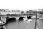 Typisch Hollnagel ist die Umsetzung des erhöhten Standpunkts mit Blick auf die Lombardsbrücke und das Stadtpanorama am Jungfernstieg, für die er extra eine Dampframme bestieg.  (02.07.1952) <i>Foto: Walter Hollnagel</i>