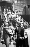 Momentaufnahme im Bahnhof Hamburg Hauptbahnhof. (05.05.1955) <i>Foto: Walter Hollnagel</i>