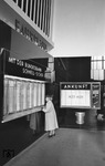 Einen sehr modernen Eindruck machen die drehbaren Fahrpläne im Hamburger Hauptbahnhof, die gerade von der Ehefrau des Direktionsfotografens studiert werden. (1956) <i>Foto: Walter Hollnagel</i>