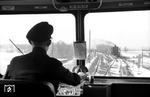 Blick aus dem VT 95 9374 auf eine 50er, die mit einem Güterzug in einem nicht näherer bezeichneten Bahnhof die Zugkreuzung abwartet. (07.02.1956) <i>Foto: Walter Hollnagel</i>