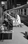 Reisende im Hamburger Hauptbahnhof. Der "Interzonenzug" nach Berlin, ein Ganz VT 12.14, erhält gerade den Abfahrauftrag. (07.1956) <i>Foto: Walter Hollnagel</i>