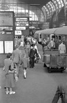 Szene auf Bahnsteig 3 im Hamburger Hauptbahnhof. Das es sich bei dem in Gleis 5 stehenden Zug um den angekündigten "Alpenexpress" nach Kopenhagen handelt, darf angesichts des Wagenparks aber bezweifelt werden. (07.1956) <i>Foto: Walter Hollnagel</i>