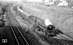 Gleicher Zug und gleiche Fotostelle in Dortmunderfeld, diesmal aber zieht 01 103 vom Bw Paderborn den E 549. (27.09.1968) <i>Foto: Johannes Glöckner</i>
