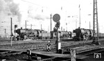 50 1926 (Bw Bochum-Langendreer) leistet der Gelsenkirchen-Bismarcker 44 1660 Vorspann bei der Ausfahrt aus dem Dortmunder Rangierbahnhof. Rechts wartet 50 143. (06.02.1969) <i>Foto: Johannes Glöckner</i>