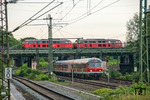 225 023 und 225 117 überqueren mit GM 61303 in der Ostausfahrt von Duisburg-Hochfeld Süd die Streckengleise von Duisburg Hbf nach Düsseldorf, auf der gerade eine Regionalbahn unterwegs ist. (18.06.2012) <i>Foto: Joachim Schmidt</i>