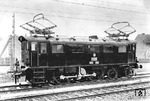 Die preußische 1'B 2'-Schnellzuglok ES 2 (10502 Halle) wurde 1911 von AEG/Hanomag für die neu elektrifizierte Strecke Dessau - Bitterfeld gebaut. Nach dem 1. Weltkrieg kam sie zur Wiesen- und Wehratalbahn (Basel - Zell), wo sie noch vier Jahre lang ihren Dienst versah. Die 1926 als E 00 02 bezeichnete Maschine kam nach ihrer Ausmusterung im Jahre 1927 ins Berliner Verkehrs- und Baumuseum. (1911) <i>Foto: RVM (Werkfoto)</i>