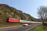 Bedingt durch Bauarbeiten an der Hohenzollernbrücke wurden im März 2014 etliche Fernverkehrszüge zwischen Köln und Koblenz über die rechtsrheinische Strecke umgeleitet, so auch IC 133 nach Norddeich Mole, der hier mit 101 003 bei Linz abgepasst wurde. (28.03.2014) <i>Foto: Joachim Bügel</i>