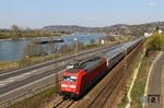 Auch die Fahrgäste des IC 2013 von Magdeburg nach Oberstdorf, gezogen von 101 004, durften die andere Rheinseite bei Linz genießen. (28.03.2014) <i>Foto: Joachim Bügel</i>