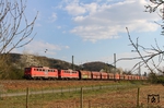 Die ehemaligen DB-Railion-Loks 140 801 und 140 789, mittlerweile als RBH Nrn. 165 und 162 unterwegs, vor dem leeren Kohlezug GM 48774 aus Dillingen Zentralkokerei bei Unkel am Rhein. (28.03.2014) <i>Foto: Joachim Bügel</i>