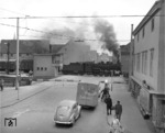 Szene am Bahnhof Lippstadt. Ein Zug der WLE, gezogen von einer ehem. pr. G 9, erhält Ausfahrt. (27.07.1960) <i>Foto: Willi Marotz</i>