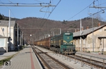 Insbesondere um den Güterverkehr von und nach Koper aufrechtzuerhalten kamen SZ-Diesellokomotiven der Reihen 644 und 664 zum Einsatz. Hier fährt SZ 664-105 mit einem Schiebwandwagenzug durch den Bahnhof Gornje Lezece. (09.03.2014) <i>Foto: Stefan Jurasovits   </i>