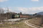 SZ 664-104 mit einem Erz-Leerwagenzug in Richtung Koper zwischen Rodik und Hrpelje-Kozina. (10.03.2014) <i>Foto: Stefan Jurasovits   </i>