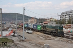 Noch einmal der Containerzug mit 664-104 bei der Durchfahrt in Divaca. Obwohl vom Eisregen nicht betroffen gewesen, ist der Bahnhof eine einzige Großbaustelle, weshalb an ein Umspannen hier nicht zu denken war und bei vielen Zügen der Umweg über Sezana genommen werden musste. (10.03.2014) <i>Foto: Stefan Jurasovits   </i>