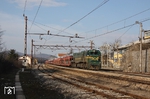 SZ 664-111 nimmt mit ihrem Zug, beladen mit PKW aus Mlada Boleslav, im Bahnhof Logatec Schwung für die kommende Rampe. (10.03.2014) <i>Foto: Stefan Jurasovits   </i>