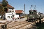 Nebenbahnidylle auf der Strecke Murnau-Oberammergau mit N 6615 und 169 002 im Bahnhof Saulgrub. (18.10.1977) <i>Foto: Peter Schiffer</i>