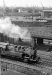 93 901 rangiert im Hamburger Hafengebiet am ehemaligen Hannoverschen Bahnhof. Das Bild entstand vom Dach der Güterabfertigung. (22.05.1959) <i>Foto: Walter Hollnagel</i>