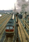132 078 (Lokomotivfabrik Oktober-Revolution Woroschilowgrad, Baujahr 1974) und 58 3006 (1958 aus 58 1949 rekonstruiert) warten im Bahnhof Gera Süd. (15.05.1978) <i>Foto: Joachim Bügel</i>