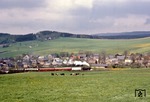 Durch die frühlingshafte Landschaft bei Raschau (zwischen Schwarzenberg und Markersbach) dampft 86 1001 mit ihrem Sonderzug. (15.05.1978) <i>Foto: Joachim Bügel</i>