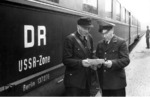 Übergabe der Wagenpapiere am FDt 66 (SVT 137 278) vom DR-Schaffner (links) an den DB-Aufsichtsbeamten (rechts) im Bahnhof Büchen.  (06.07.1952) <i>Foto: Walter Hollnagel</i>