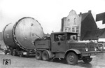 Mit einem kurzgekuppelten 16-rädrigen Straßenfahrzeug befördert die auf Luftbereifung umgestellte Kaelble-Zugmaschine Z6 R/2 (DR-70000) diesen voluminösen Luftbehälter durch die Straßen von Coesfeld. (1938) <i>Foto: RVM</i>