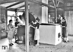 Für das leibliche Wohl der Eisenbahner in Bobrinskaja sorgten diese einheimischen Frauen in der Küche, die an den Kesseln unter eifrigem Rühren die Mahlzeiten ausgaben. Freilich ließ der Fotograf die Küchenkräfte für diesen Moment auch eine ansprechende Positur einnehmen. (1943) <i>Foto: Walter Hollnagel</i>