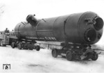 Dampfkesseltransport der Fa. Schichau aus Elbing (Ostpreußen). Allen widrigen Witterungs- und Straßenverhältnissen zum Trotz führen die Reichsbahner unverdrossen den Schwertransport aus. Die Kaelble-Zugmaschine Z2 R2A 100 (DR-70 055) wurde mit Schneeketten versehen, der Schlusslenker ist gut eingepackt. (1937) <i>Foto: RVM</i>