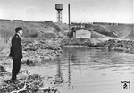 Nichts war in den weiten und trockenen Gebieten Rußlands wichtiger als Wasser. So dürfte es sich auch hier um eine künstlich angelegte Wasserstelle zur Versorgung der Dampflokomotiven handeln. (1943) <i>Foto: Walter Hollnagel</i>