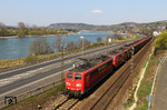 Die ehemaligen DB-Railion-Loks 151 151 und 151 123, mittlerweile als RBH 276 und RBH 163 in Diensten von RBH Logistics, einem Tochterunternehmen der DB Schenker Rail Deutschland AG und die Nachfolgegesellschaft von Werks-, Zechen- und Hafenbahnen, mit GM 49367 nach Heilbronn Gbf in Linz am Rhein. (28.03.2014) <i>Foto: Joachim Bügel</i>