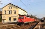 Durch den rechtsrheinisch gelegenen Bahnhof Bonn-Oberkassel fahren 185 351 und eine als Wagen mitlaufende 152 vor EZ 51860 (Mannheim Rbf - Gemberg Rbf). (28.03.2014) <i>Foto: Joachim Bügel</i>