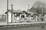 Das zum Jubiläum „75 Jahre Harzquerbahn“ beflaggte schmucke Stationsgebäude von Niedersachswerfen Ost. Noch vor der Wende erhielt es wieder ein Namensschild. (09.04.1974) <i>Foto: Hans-Joachim Simon (Archiv Ludger Kenning)</i>