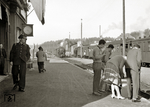 Reges Bahnsteigtreiben in Benneckenstein, einem schon damals beliebtem Luftkurort im Harz. (1959) <i>Foto: Simon (Archiv Ludger Kenning)</i>