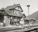 Das schmucke Bahnhofsgebäude von Ilfeld (Harz) am Pfingstsonntag des Jahres 1997. (18.05.1997) <i>Foto: Ludger Kenning</i>