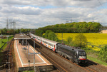 Als Leihlok für das private Eisenbahnverkehrsunternehmen "Hamburg-Köln-Express GmbH" (HKX) ist MRCE ES 64 U2-030 mit HKX 1802 (Hamburg-Altona - Köln) bei Leverkusen-Rheindorf unterwegs. (18.04.2014) <i>Foto: Joachim Bügel</i>