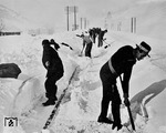 In den 1930er Jahren war das Wegräumen der Schneemassen noch Handarbeit, so wie bei dieser Rotte im Allgäu. (1934) <i>Foto: RVM (von Estorff)</i>