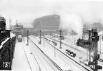 Winterliches Schneetreiben am Hamburger Hauptbahnhof. Rechts rangiert eine pr. T 18 (Baureihe 78). (26.02.1957) <i>Foto: Walter Hollnagel</i>