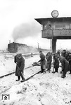 Im schneereichen Winter 1956 halfen belgische Soldaten bei der Bewältigung der Schneemassen im Rangierbahnhof Gremberg aus. Im Hintergrund verlässt die Osterfelder 50 2277 den Rangierbahnhof in Richtung Heimat. (02.1956) <i>Foto: Fischer</i>