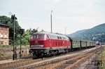Vorbei an dem bayerischen Ausfahrsignal verlässt die Aschaffenburger 215 079 den Bahnhof Miltenberg am Main. (07.08.1972) <i>Foto: Peter Schiffer</i>