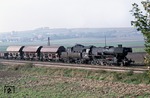 ÖBB 52.1591 mit Güterzug 63433 bei Drösing auf dem Weg nach Hohenau an der March. (30.09.1975) <i>Foto: Peter Schiffer</i>